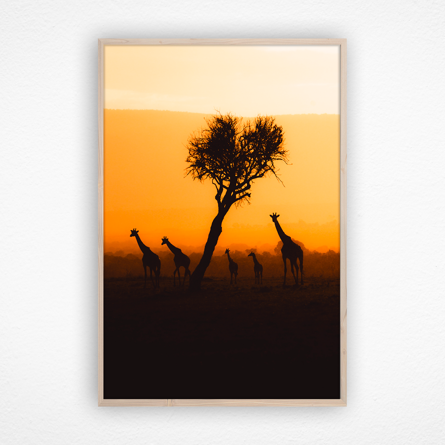Silhouette de girafes au couché du soleil dans un cadre en chêne